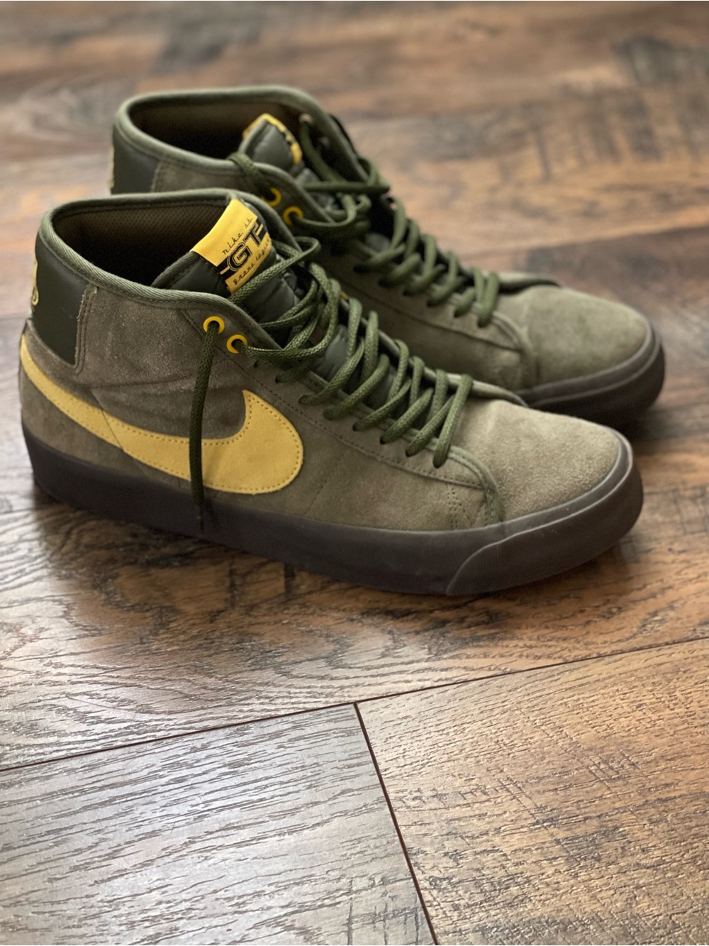 Nike Men’s Mid-Top SB skate shoes - Olive
